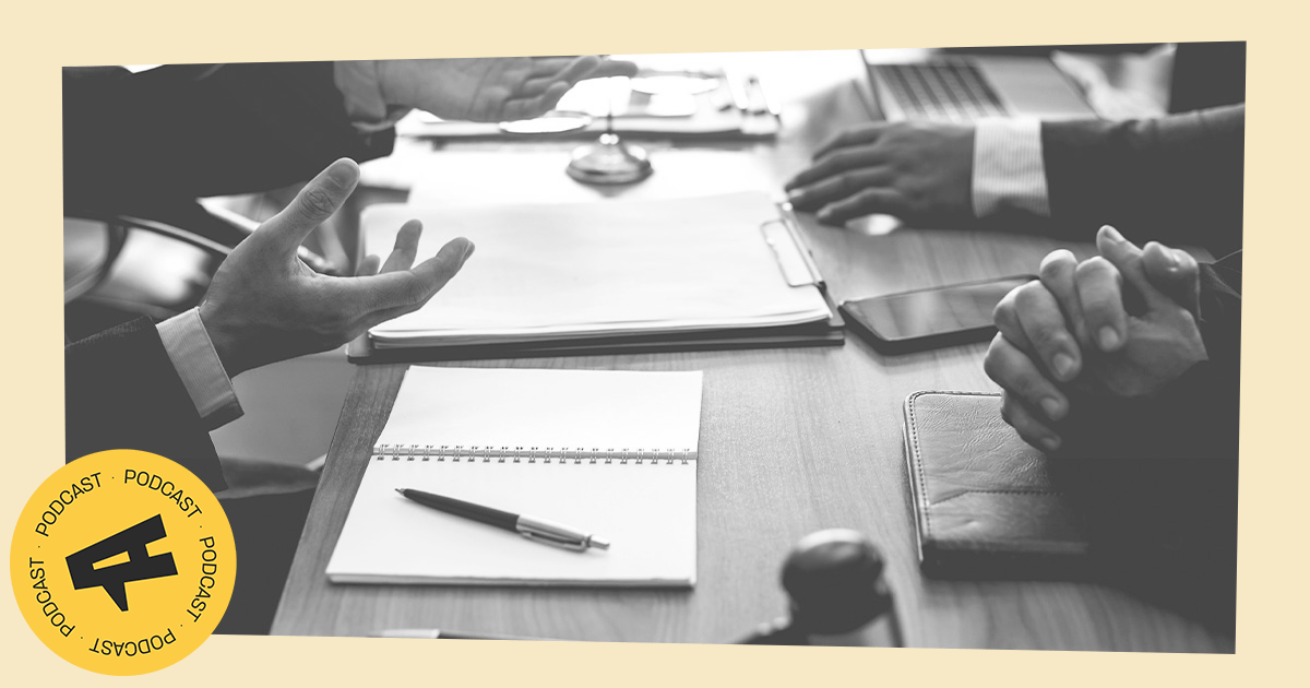 ljudi za stolom u pregovorima